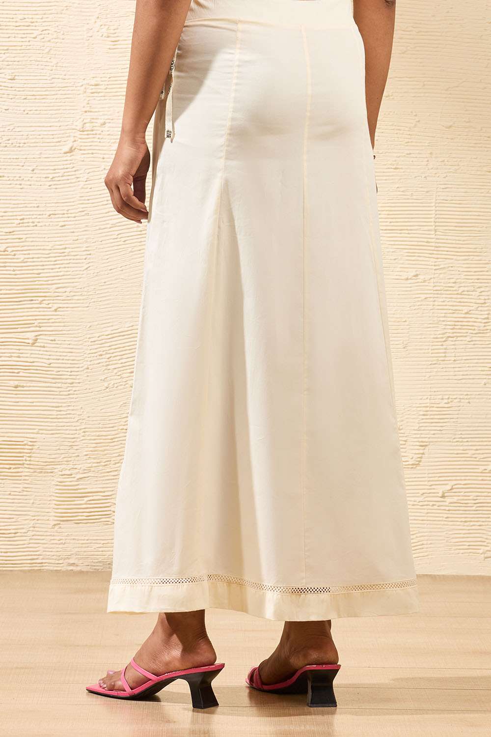 Off White Woven Cotton Lycra Inskirt image number null