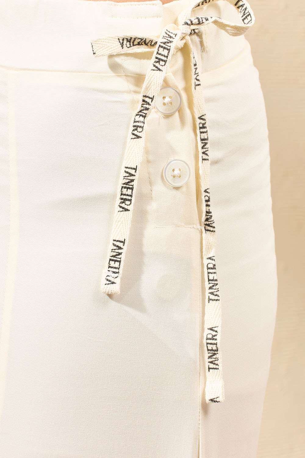 Off White Woven Cotton Lycra Inskirt image number null