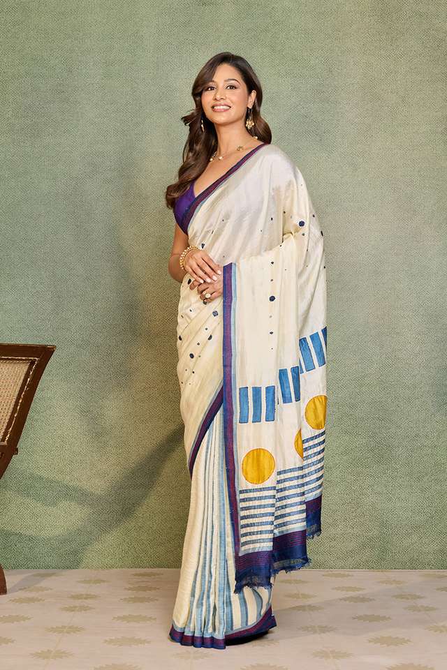 Off White Bengal Pure Silk Kantha Saree thumbnail image number null
