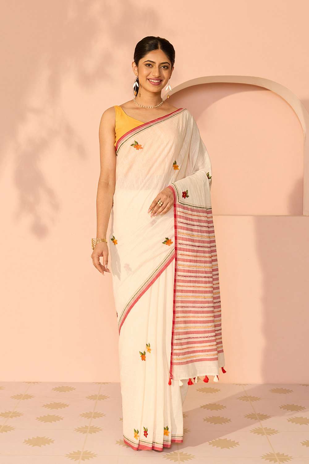Off White Bengal Pure Cotton Kantha Embroidered Saree image number null