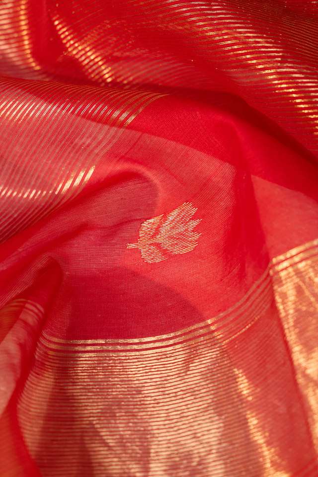 Red Woven Pure Silk Cotton Maheshwari Saree thumbnail image number null