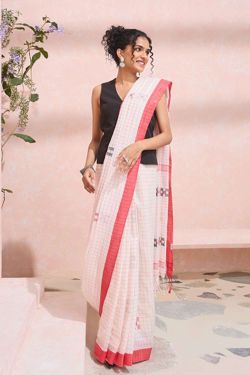 Off White Bengal Pure Cotton Jamdani Saree image number null