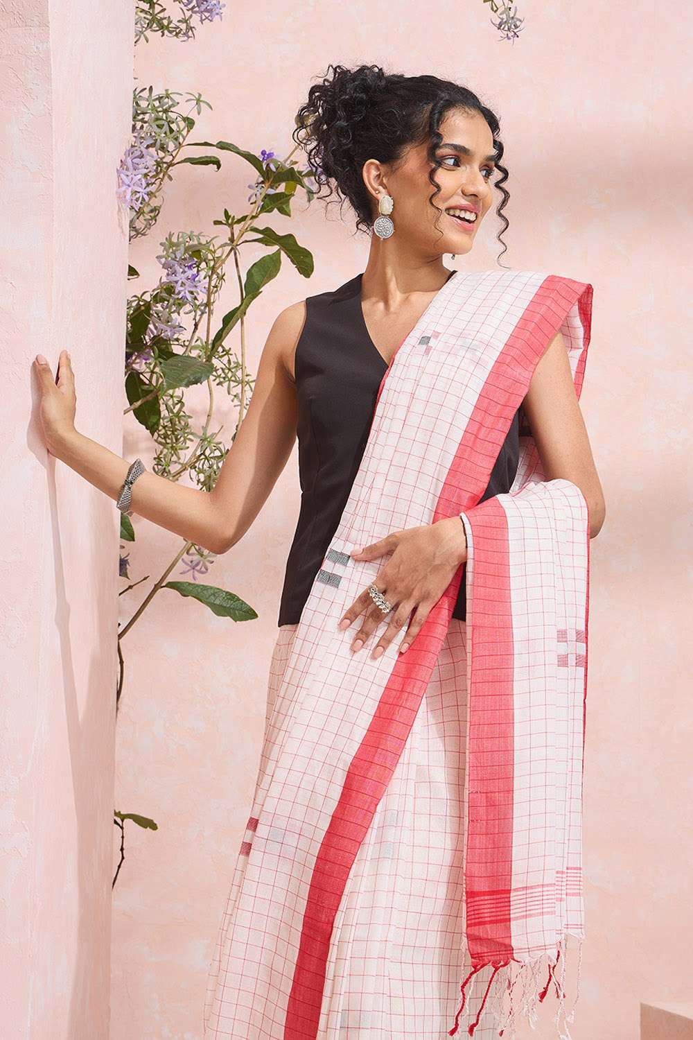 Off White Bengal Pure Cotton Jamdani Saree image number null