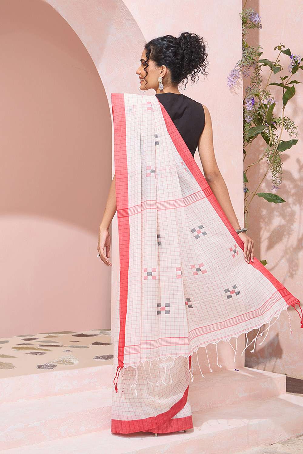 Off White Bengal Pure Cotton Jamdani Saree image number null