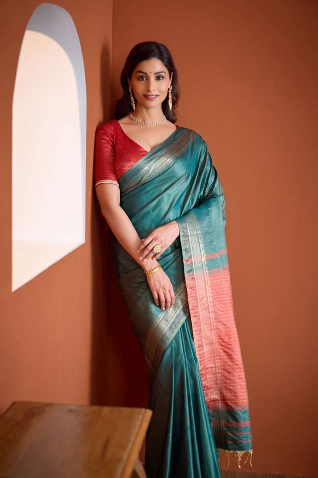 Dark Green Pure Silk Bishnupur Woven Saree thumbnail image number null