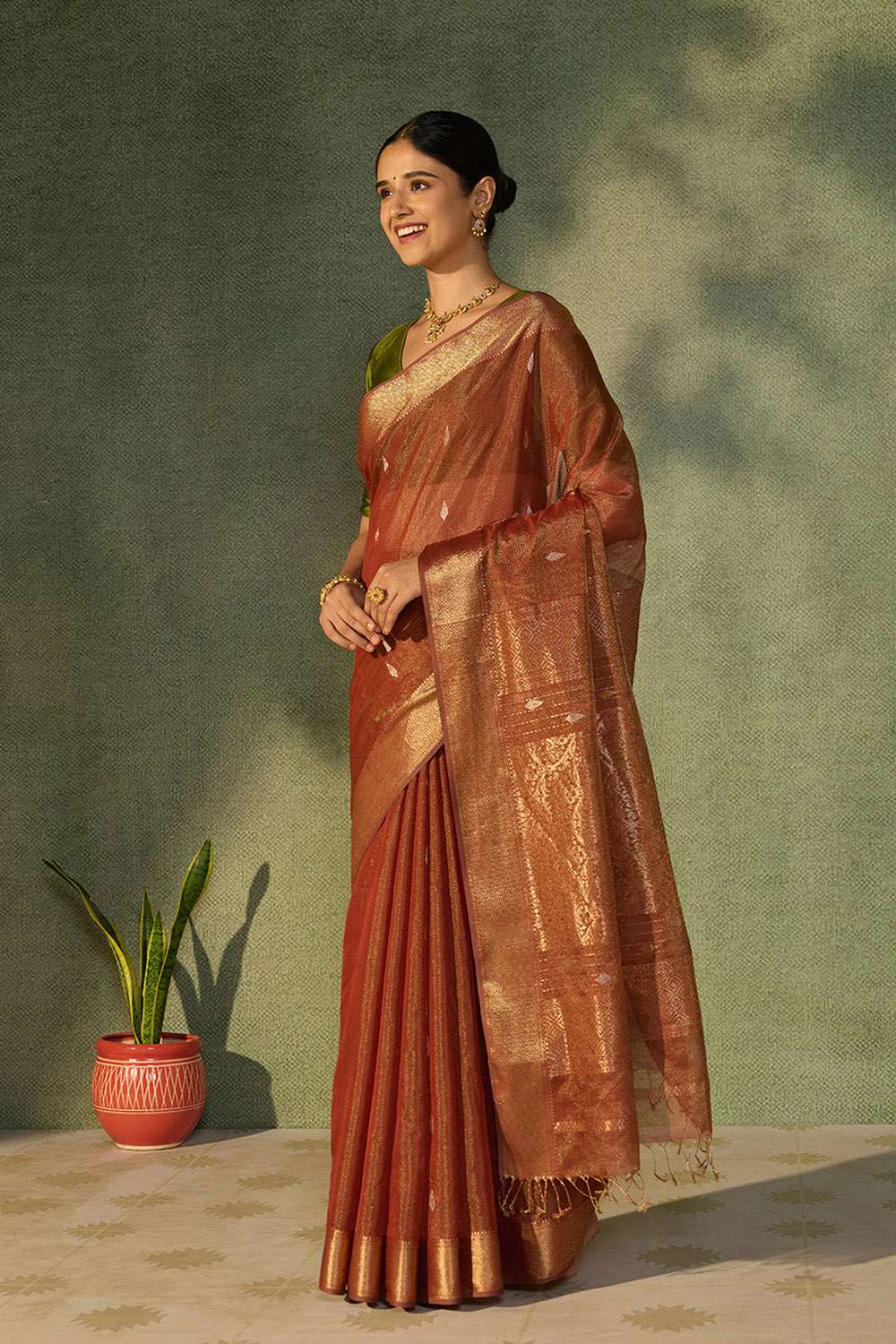 Red Woven Pure Tissue Cotton Maheshwari Saree image number null