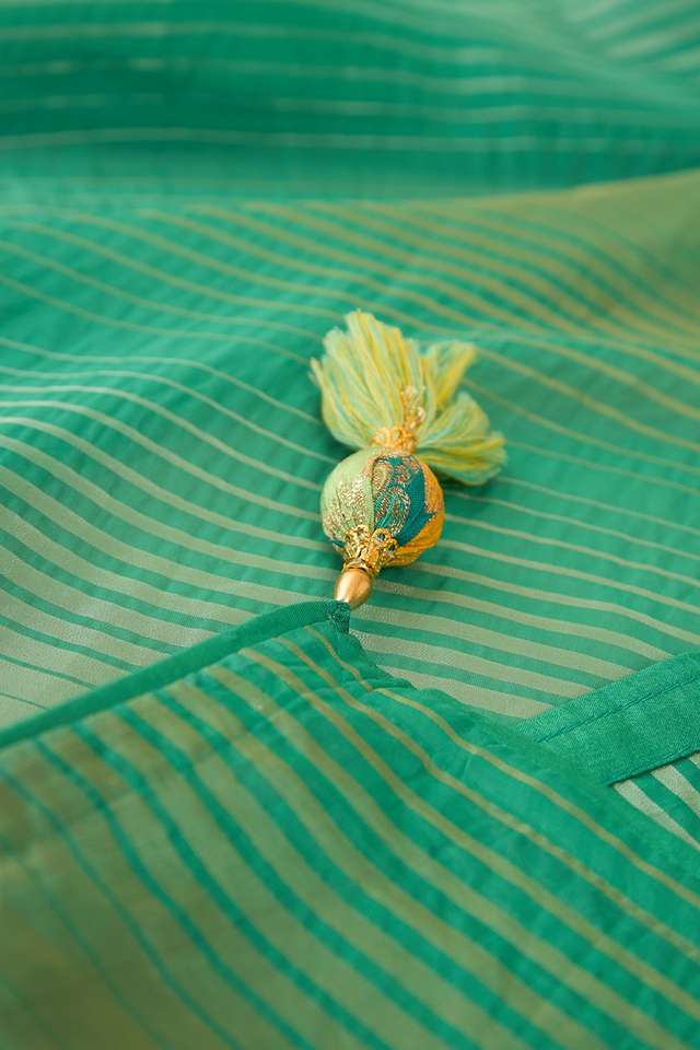 Green Woven Viscose Saree thumbnail image number null