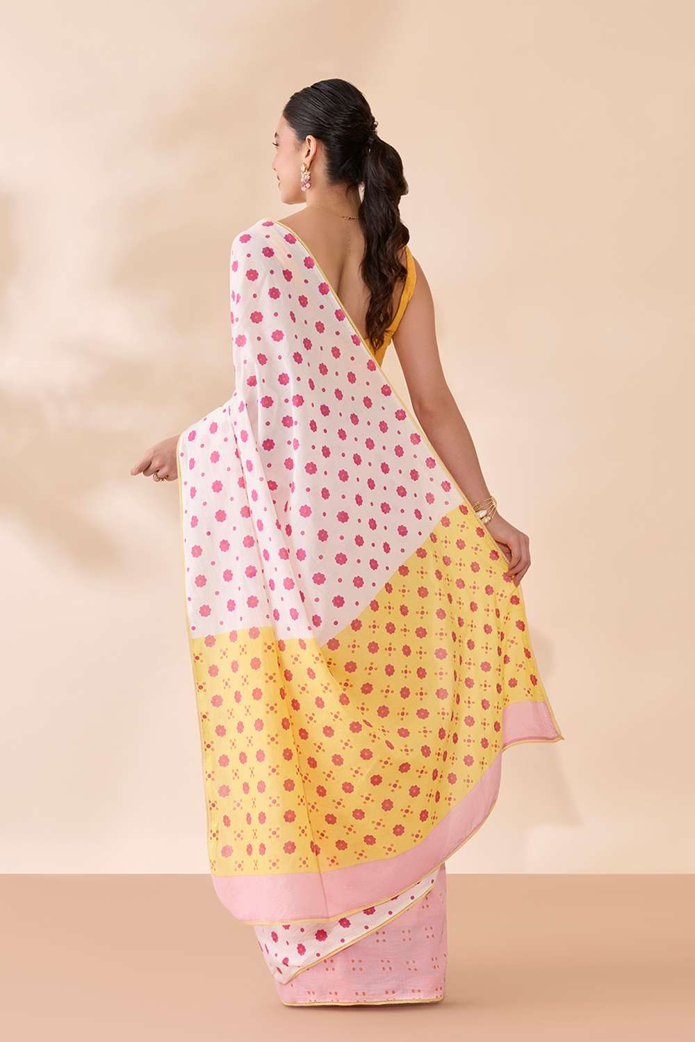 Off White Screen Printed Bengal Pure Cotton Saree image number null