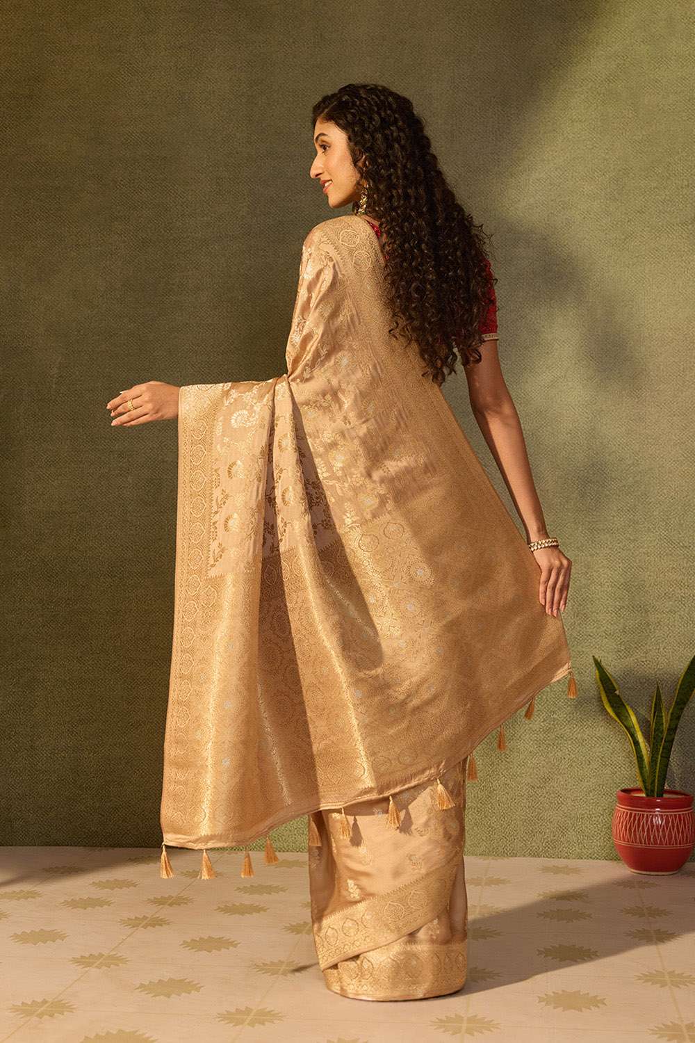 Beige Viscose Satin Woven Saree image number null
