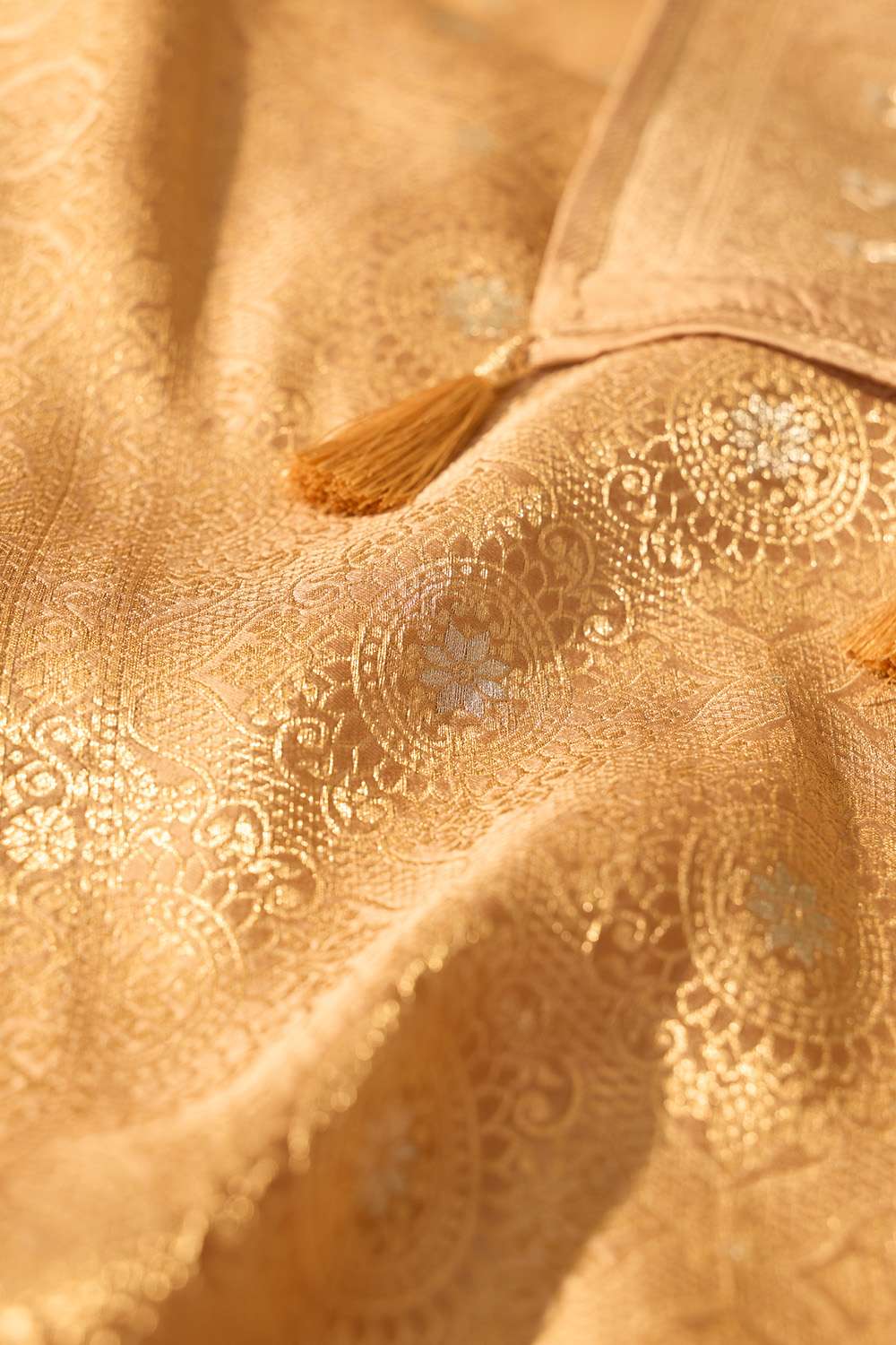 Beige Viscose Satin Woven Saree image number null