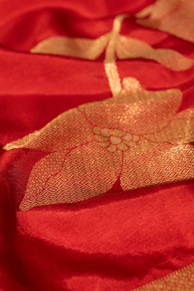Dark Red Pure Viscose Woven Saree thumbnail image number null