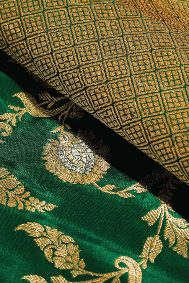 Dark Green Pure Silk Kadwa Banarasi Saree thumbnail image number null
