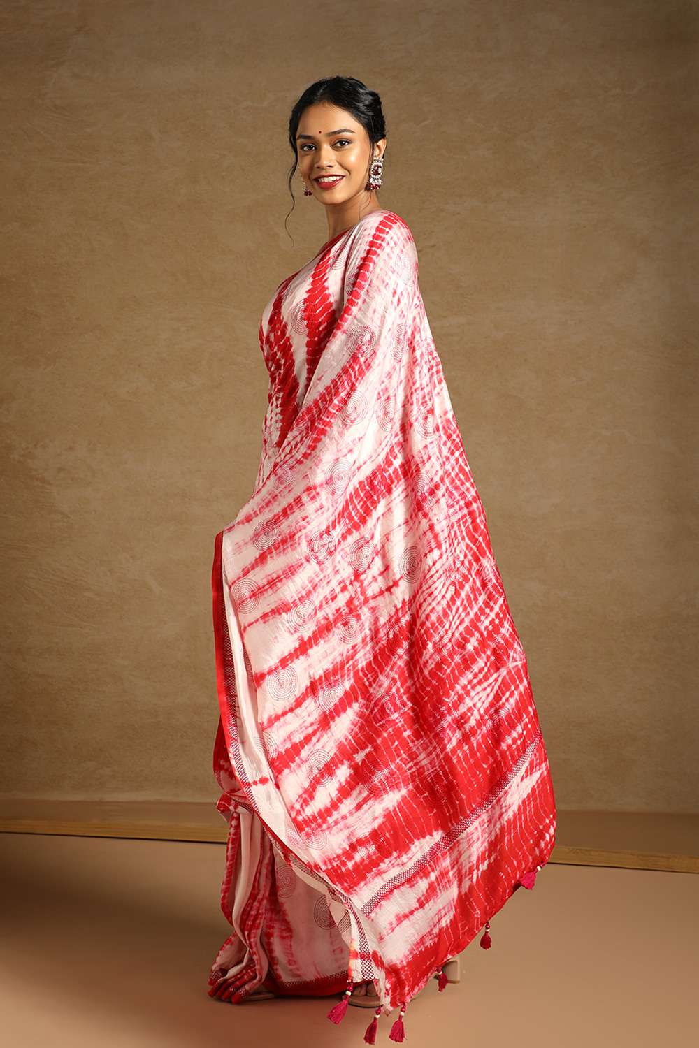 Off White Bengali Pure Silk Kantha Embroidery Saree image number null