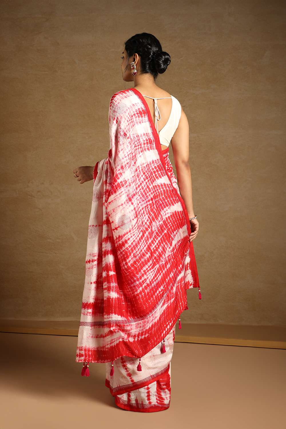 Off White Bengali Pure Silk Kantha Embroidery Saree image number null