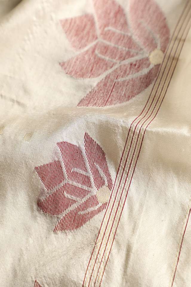 Off White Bengali Pure Silk Jamdani Saree thumbnail image number null