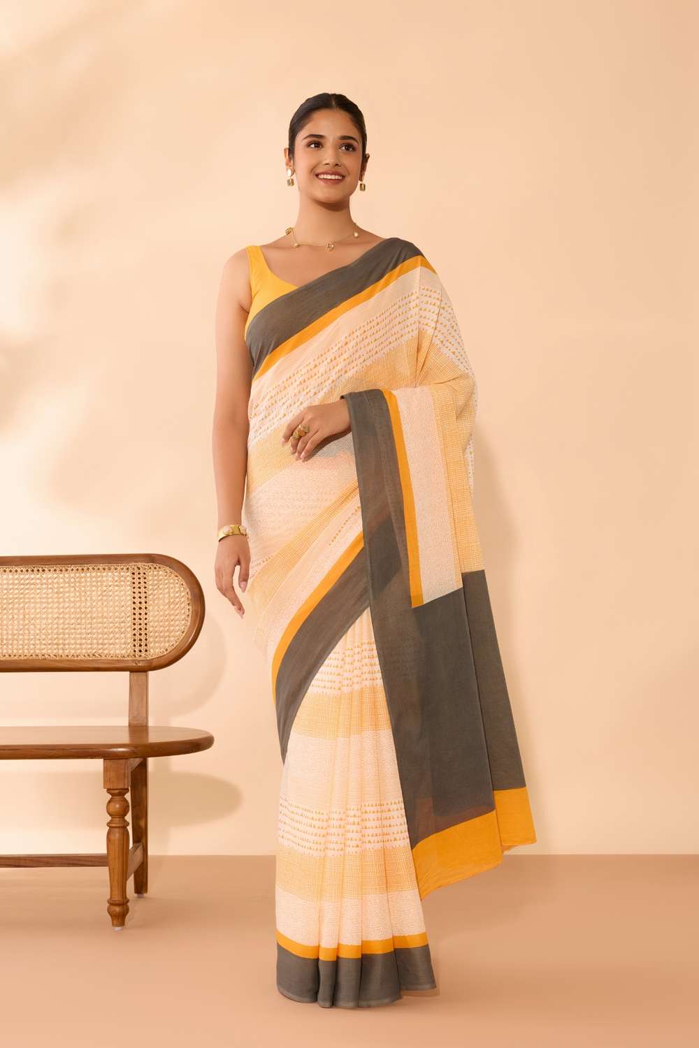 Off White Screen Printed Bengal Mulmul Saree image number null