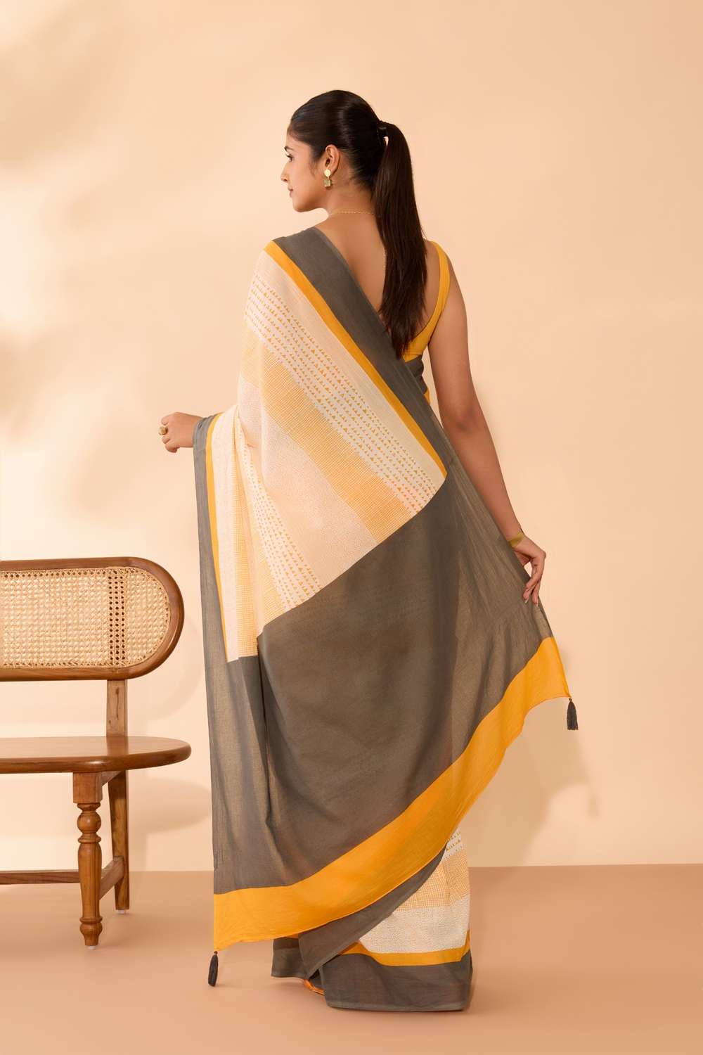 Off White Screen Printed Bengal Mulmul Saree image number null
