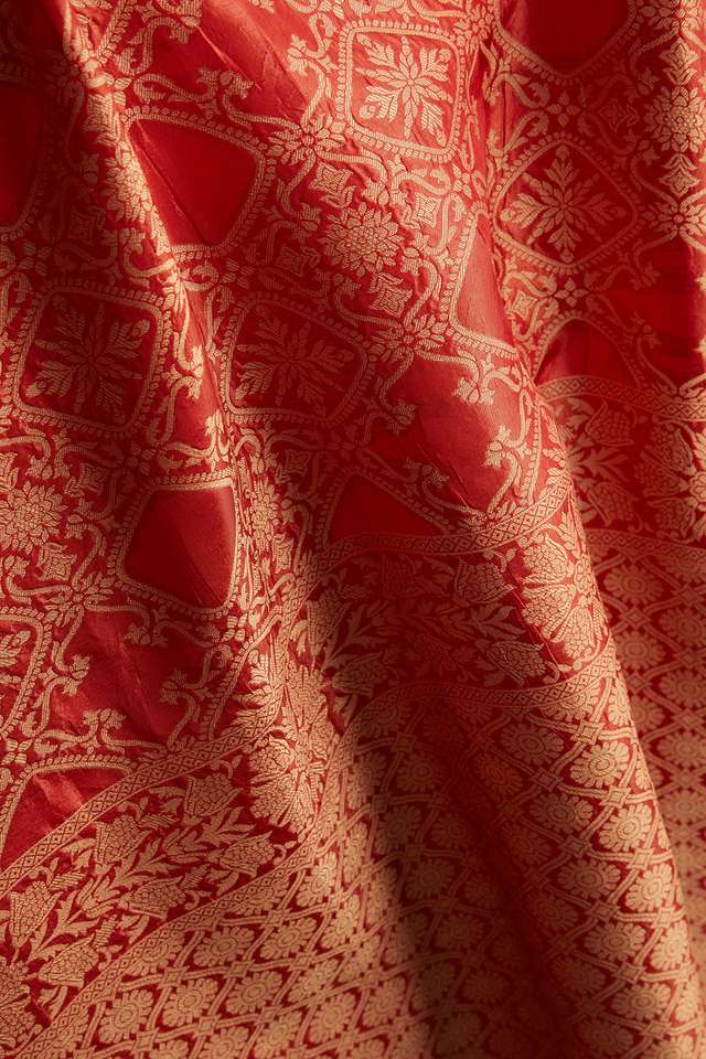 Red Woven Viscose Luxe Saree thumbnail image number null